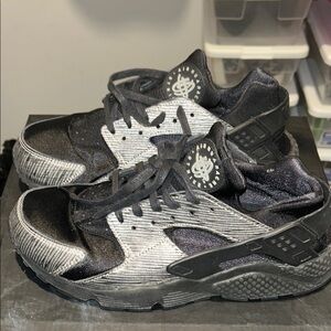 Nike Air Huarache Black and Gray Sneakers